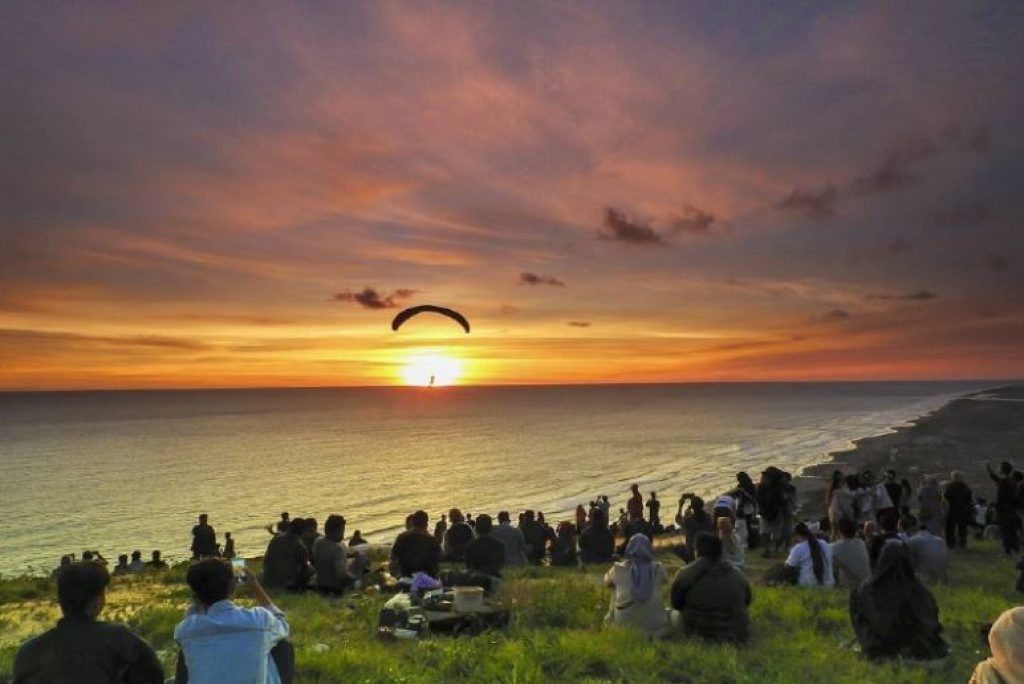 6 Tempat Paralayang Terbaik di Indonesia yang Perlu Diketahui