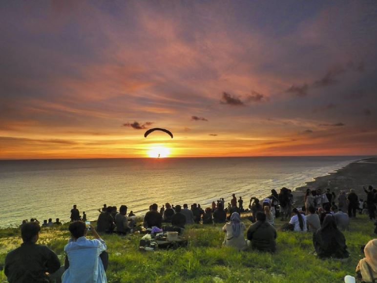 6 Wisata Paralayang di Indonesia yang Terbaik
