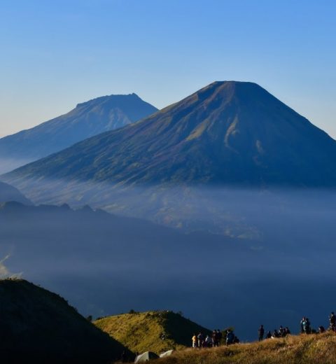 5 Gunung Tertinggi di Indonesia yang Wajib Kamu Ketahui!